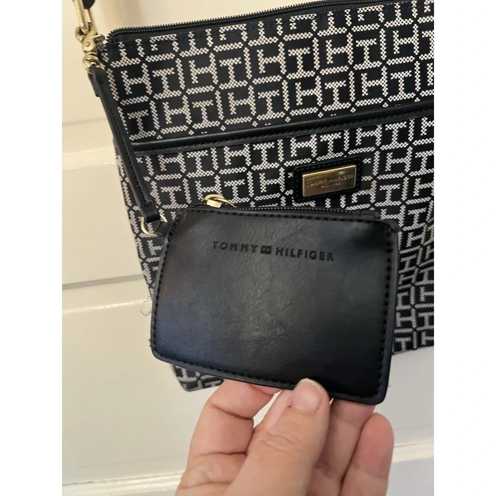 Tommy Hilfiger Signature Print Crossbody Shoulder Bag W Change Purse NWOT
